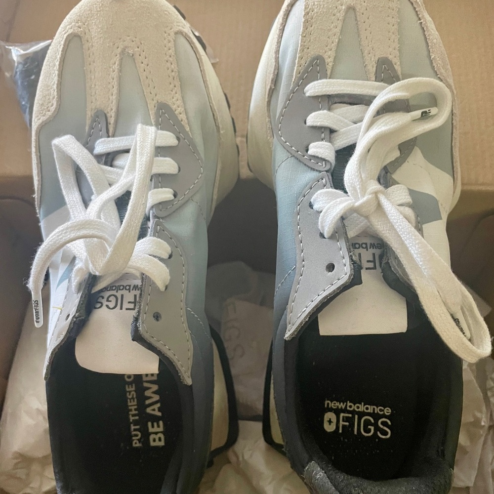 Figs| New Balance 327 unisex sneakers.